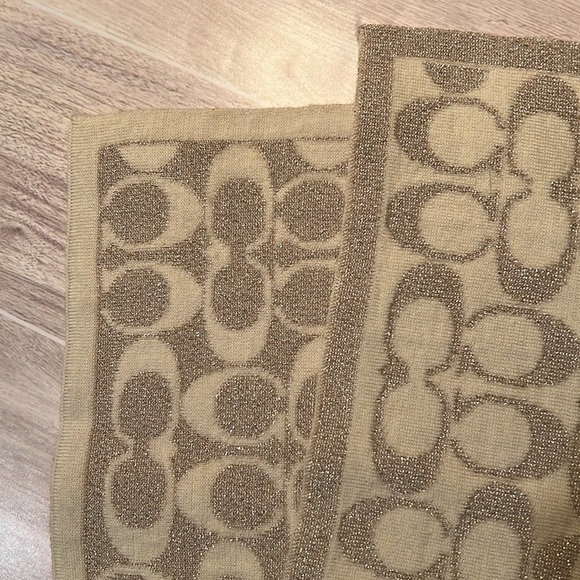 🩵Coach Cream and Tan and gold accent scarf - Picture 9 of 16